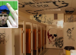 Niño de 17 años culmina su Capilla Sixtina de calaveras fumando y escudos del Dépor en los baños del instituto