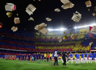 Un avión de Unicef lanza libros de texto al campo durante el Barça-Madrid
