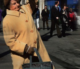 Una abuela usa un monociclo eléctrico para repartir rosquillas a todos sus nietos 24 horas al día