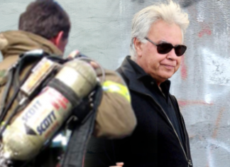 Los bomberos rescatan a Felipe González, atrapado en una puerta giratoria