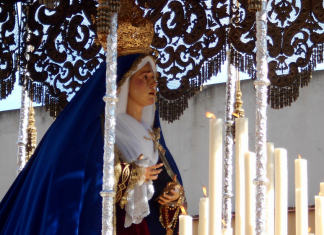 La procesión de la Virgen de la Calma sigue desfilando a su ritmo