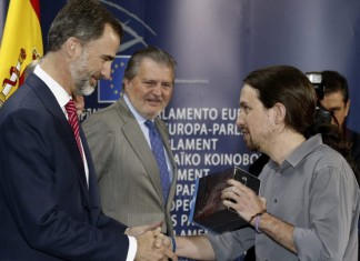 Felipe VI devuelve a Pablo Iglesias la serie «Juego de Tronos» porque no tiene DVD