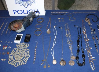 Atracan una joyería y se llevan doce horteradas