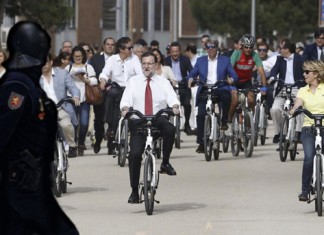 Mariano Rajoy, atacado por los antidisturbios mientras rodeaba el Congreso en bicicleta en pleno acto electoral