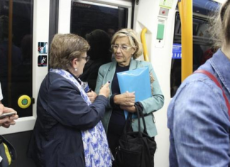 Descubren que Manuela Carmena no ha salido del metro desde que ganó las elecciones