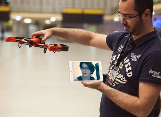 Utiliza un dron para dejar a su novia