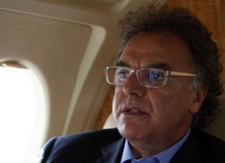Alain Afflelou ya no recuerda si tiene una óptica, una peluquería “o qué cojones”