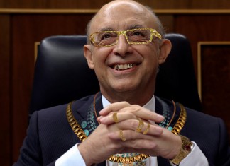 El ministro de Hacienda comparece cubierto de joyas y diamantes para detallar la última recaudación del IVA