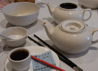 Pide un té con leche y el camarero vuelve con 15 utensilios de cocina