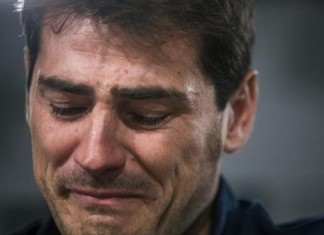 La afición del Oporto intenta animar a Iker Casillas cantándole fados