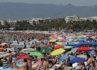 Un rápido vistazo a las playas españolas confirma que la operación bikini ha fracasado un año más
