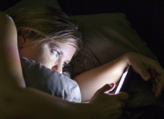 Pide reducción de jornada para pasar más tiempo mirando el móvil con su pareja al lado