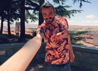 Da un salto evolutivo desarrollando un brazo de dos metros que le permite hacer «selfies»