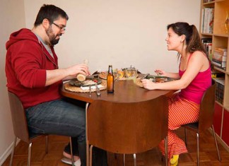 Informa a su marido de que no se abrirá una cerveza para ella porque cogerá de la suya