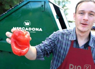 Sorprenden a ejecutivos de los supermercados DIA rebuscando en la basura del Mercadona