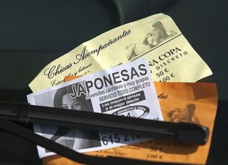 Incapaz de arrancar su coche por el peso de todos los «flyers» de puticlubs chinos que le han puesto en el parabrisas