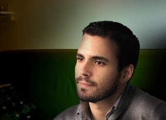 Alberto Garzón, con los ojos llorosos, decide poner un DVD de “Anatomía de Grey» porque “no dan nada en la tele”