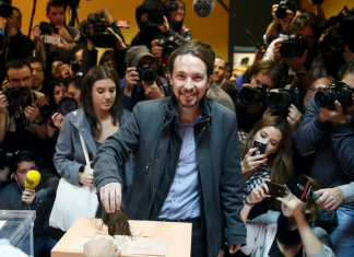 Pablo Iglesias vota introduciendo su coleta en la urna