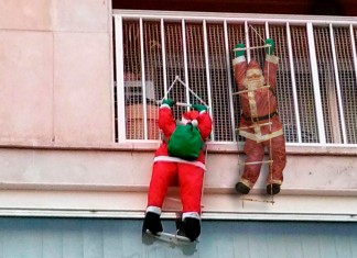 Un Papá Noel que lleva desde 2009 colgando de un balcón pregunta a un recién llegado qué año es