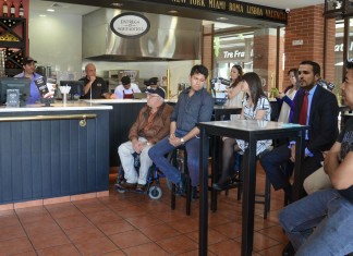 Alberto Garzón queda con sus votantes en un Cien Montaditos para darles las gracias