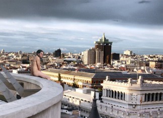 Albert Rivera se despierta desnudo en el tejado del hotel Eurobuilding sin recordar si ganó o perdió