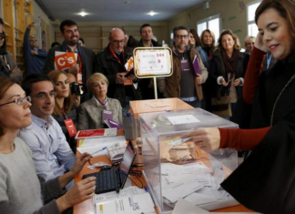 Rajoy envía a Soraya Sáenz de Santamaría a votar por él