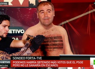 El periodista García Ferreras se tatúa en directo los primeros resultados del escrutinio electoral