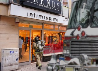 Los bomberos rescatan a 15 hombres que entraron en Intimissimi para regalar lencería y no se atrevieron a pedirla