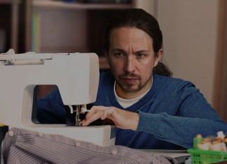 Pablo Iglesias borda el nombre de Iñigo Errejón en todas las camisas de su compañero para cuando vaya al Congreso