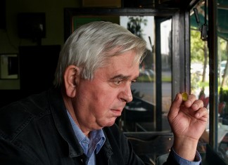 Pierde a su familia y a todos sus amigos por comerse la aceituna de la vergüenza