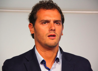Albert Rivera responde la carta de Mariano Rajoy con otra misiva escrita con su sangre