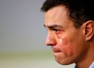 Pedro Sánchez, llorando y entre sollozos, pregunta a la militancia si aprueba su legislatura con el hombre que ama