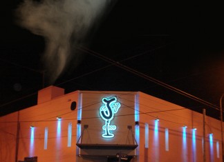 Las discotecas echarán humo blanco por la chimenea cuando un feo consiga ligar