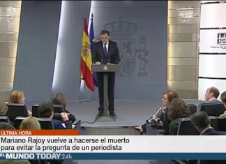 Mariano Rajoy se hace el muerto para evitar la pregunta de un periodista
