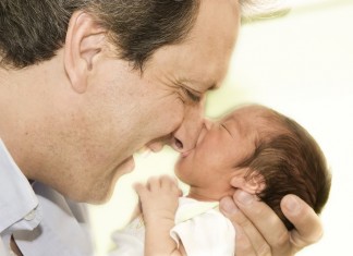 Un padre acaricia a su bebé susurrando «Oh, mi pensión»