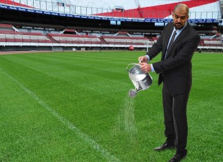 Josep Guardiola insiste en cultivar él mismo el césped de todos los estadios de fútbol europeos