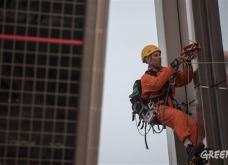 Greenpeace escala las torres KIO de Madrid para defender a Bankia «de los ataques antisistema»