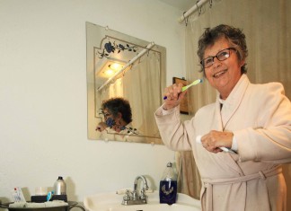 Una ducha de melodías: Marisa Fernández triunfa cada noche con sus recitales bajo el agua