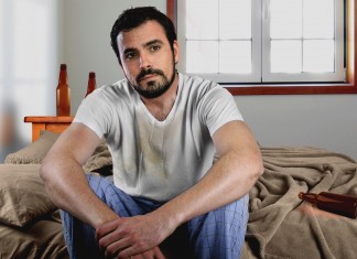 Alberto Garzón se despierta con un dolor de cabeza «de la hostia» y recuerda de golpe lo que hizo anoche con Podemos