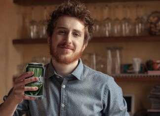 Fabricante de cerveza artesanal celebra la apertura de un nuevo local bebiéndose una Shandy Cruzcampo