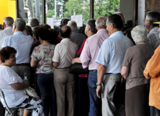 Cientos de españoles salen a la calle disfrazados de murciano en el Día de la Región de Murcia
