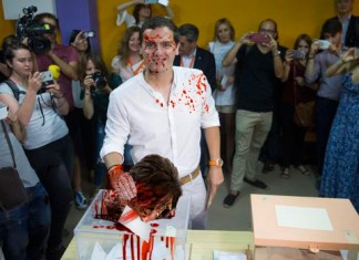 Albert Rivera mete en la urna una cabeza humana con su voto cosido en la boca