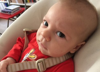 Un bebé rechaza el pecho de su madre por un artículo sobre la lactosa que leyó en Facebook