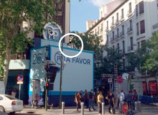 Mariano Rajoy sigue en el balcón de Génova besando a su mujer