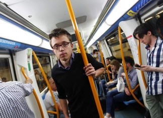 Íñigo Errejón deposita su carta a los Reyes Magos en la urna