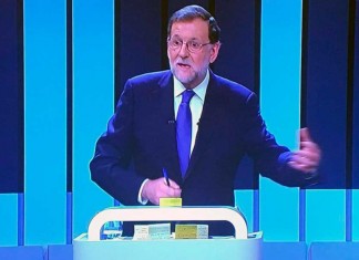 Mariano Rajoy olvidó en el plató del último debate el «post-it» con el nombre de su mujer