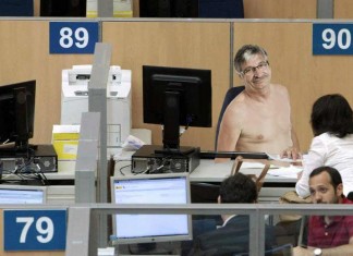 Los funcionarios españoles celebran el Día sin Bañador en la Administración Pública