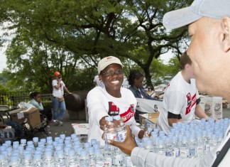 Homeópatas Sin Fronteras recauda 500 litros de agua y 10 sobres de azúcar para curar el SIDA