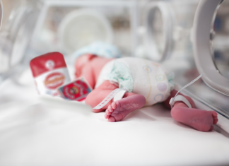 Un bebé prematuro nace con un gramo de levadura y dos de harina bajo el brazo