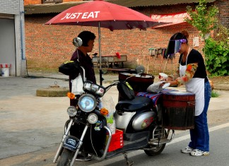 Los repartidores de Just Eat tendrán que cocinar en la moto